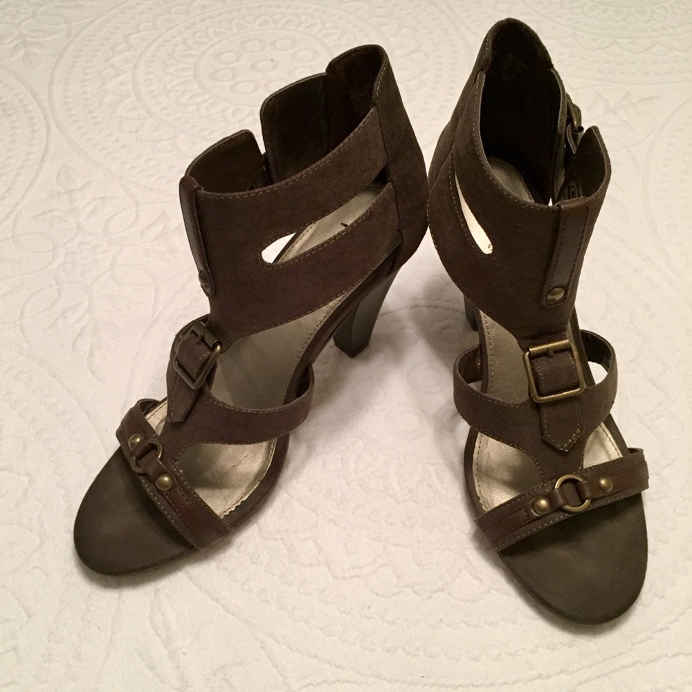 Military Brown Block Heel Pump with Metal Accents